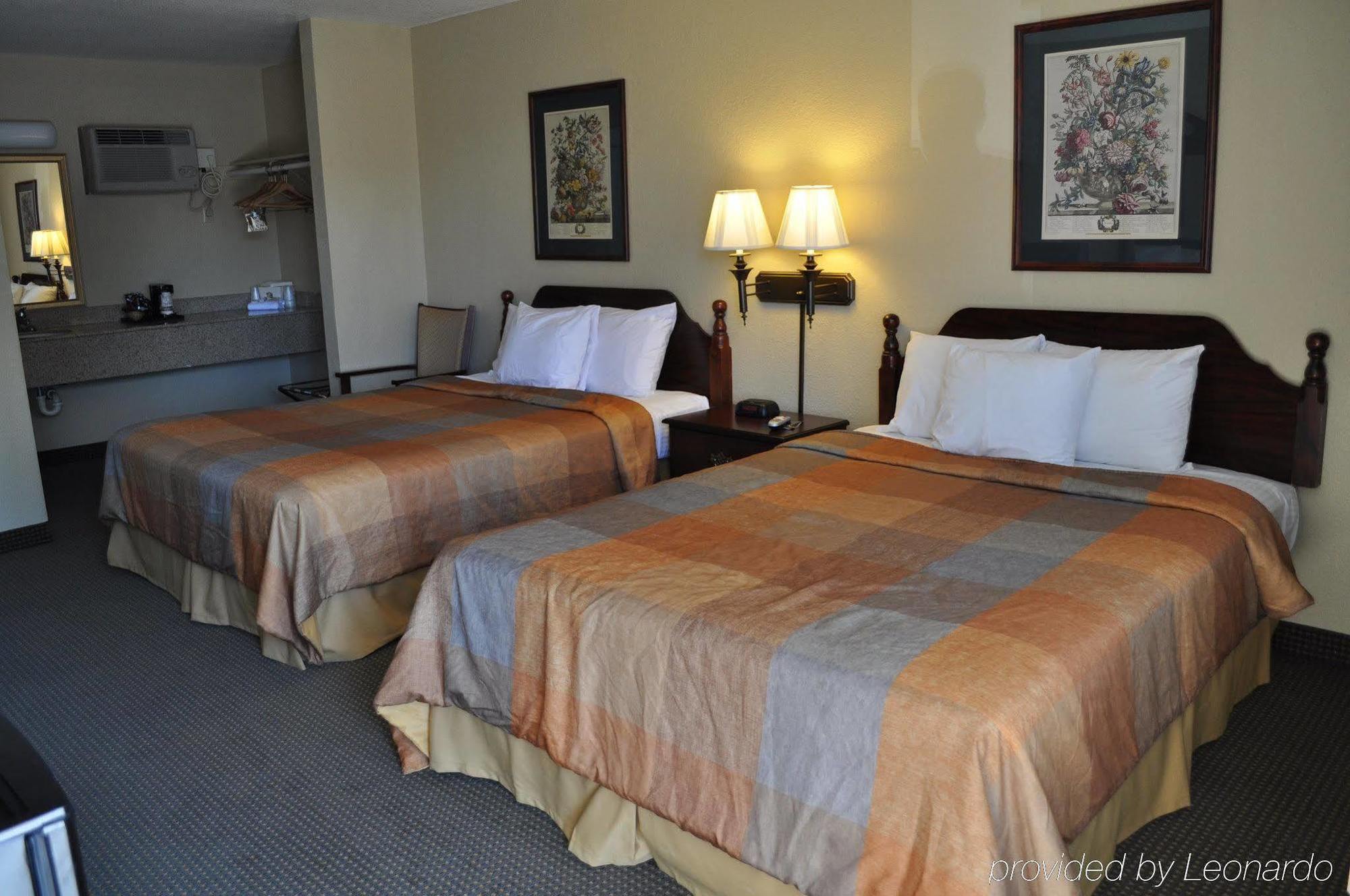 Super 8 By Wyndham Corning Motel Room photo